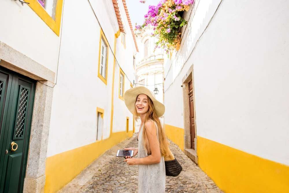 Chica en el recorrido a pie en Évora, Portugal