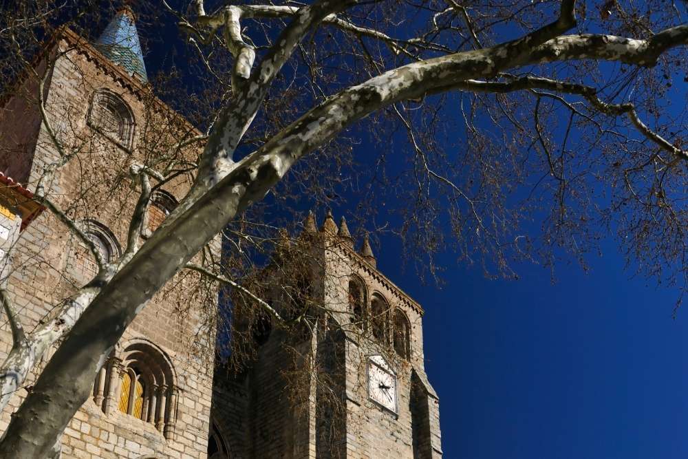 Torres de la catedral medieval de Évora, Portugal