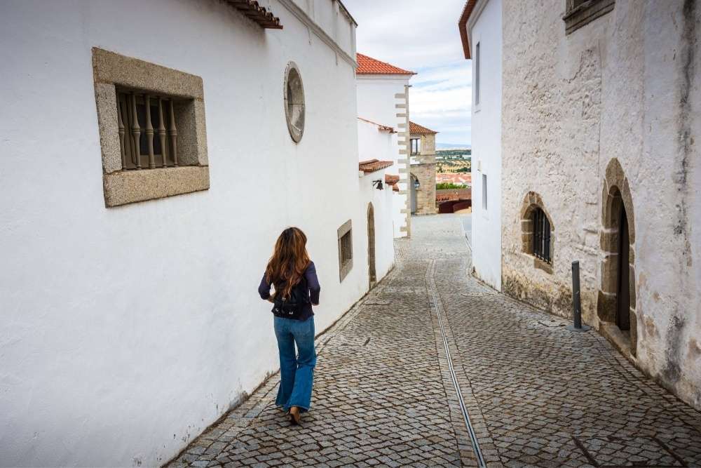Viajante caminhando na cidade de Évora, Patrimônio Mundial da Humanidade, Portugal