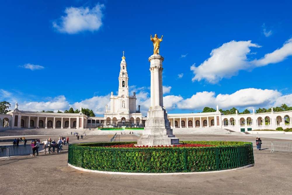 Recinto de Oración con el Monumento al Sagrado Corazón de Jesús y la Basílica de Nuestra Señora del Rosario de Fátima, Portugal