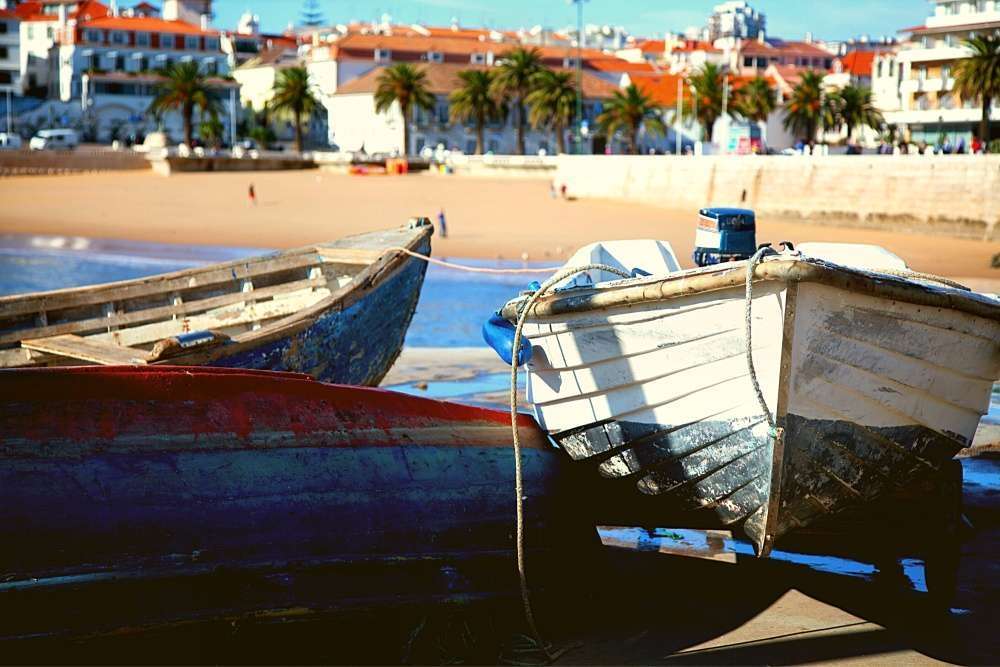 Barcos de pesca na Praia dos Pescadores em Cascais, Portugal