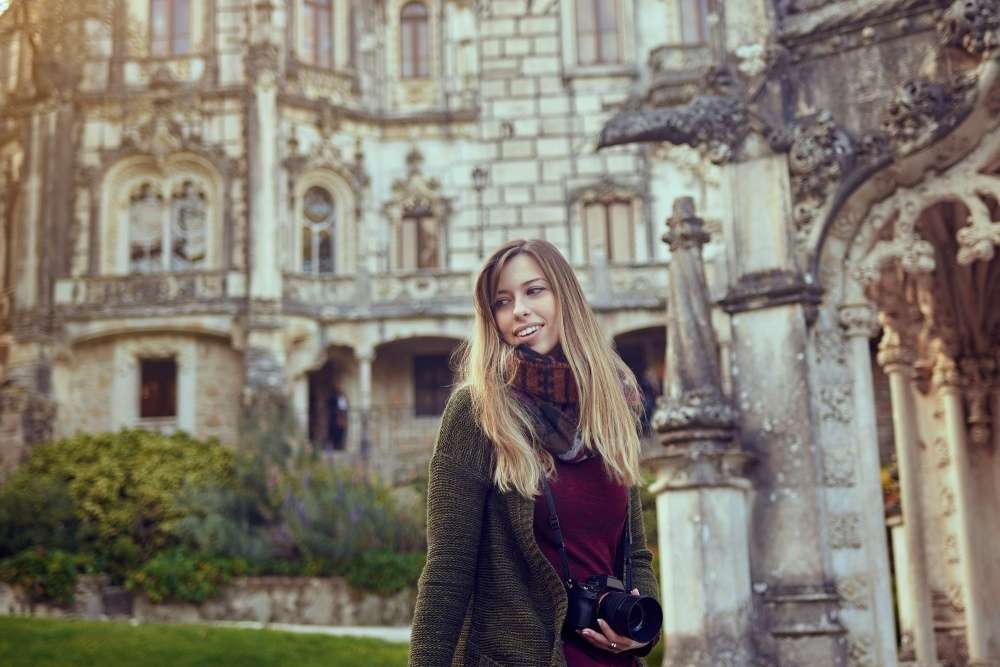 Chica en el Palacio de la Quinta da Regaleira en Sintra, Portugal