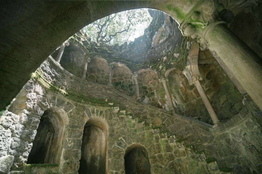 Vista interior del pozo iniciático de la Quinta da Regaleira en Sintra, Portugal