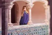 Viajante no claustro do Palácio da Pena no Passeio a Sintra, Portugal